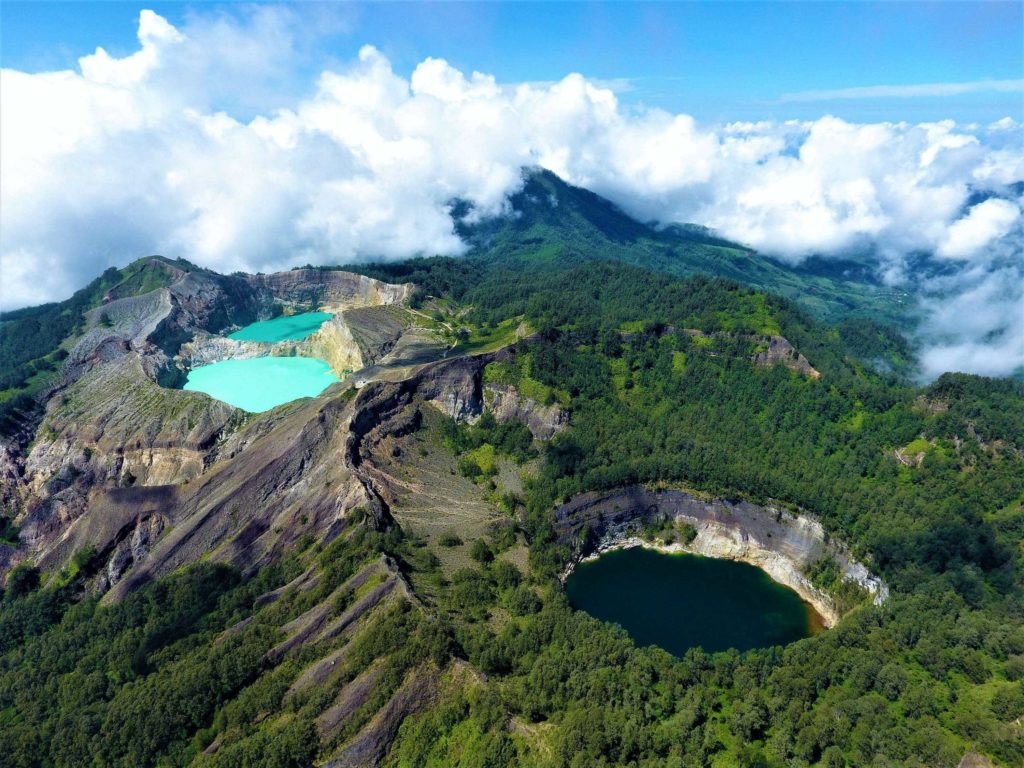 Озеро Келимуту в Индонезии.